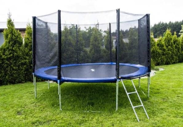 Каркасный батут с защитной сеткой -  оптимальный вариант для детей и подростков