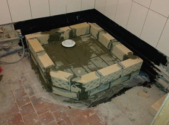 Фото №13 Поддон с бортиком из кирпича и трапом