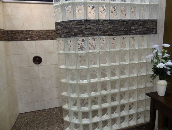 Фото №3 Стеклоблок – отличный материал для стенки душевой кабины