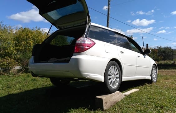 Фото 1. Два обрезка бруса – простейшее подъемное приспособление для ремонта