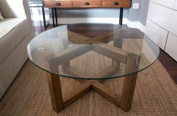 «Невесомое» стекло отлично сочетается с массивной деревянной рамой основания