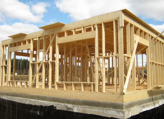 Каркасный дом (канадская технология). Но фото четко видны две деревянные «платформы» или опорные рамы (фундаментная и первого этажа).