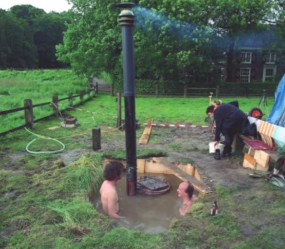 Простейший вариант купальной емкости – опалубка из досок, установленная в котлован