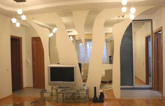 Перегородка с нишами между прихожей и гостиной