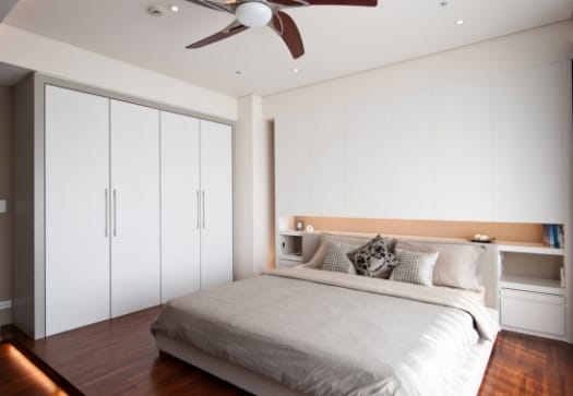 Ниша вместо шкафа в спальне