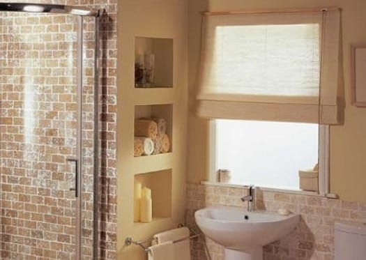 Ниша в санузле для хранения туалетных принадлежностей