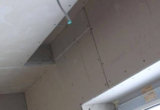 Ниша из гипсокартона для штор на этапе возведения