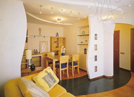 Легкая изящная перегородка в гостиной между столовой и зоной отдыха