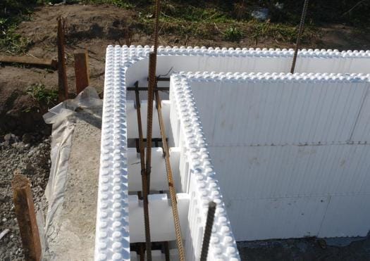 Опалубка с перемычками из пенопласта (ослабляет фундамент)