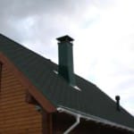 Как выполнить отделку дымохода на крыше и внутри дома?