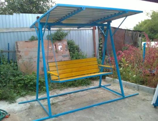 Вариант самодельных качелей из металла с козырьком