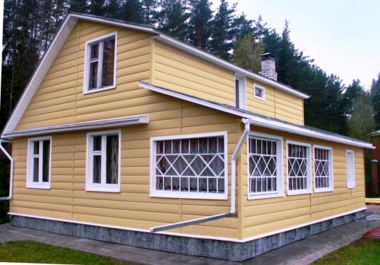 Пример отделки дома виниловым сайдингом под бревно