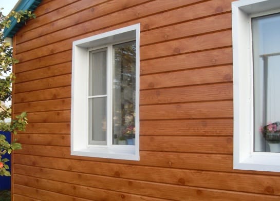 Пример обшивки фасада пластиковым сайдингом, имитирующим брус