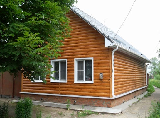 Дом, обшитый металлосайдингом «под бревно»