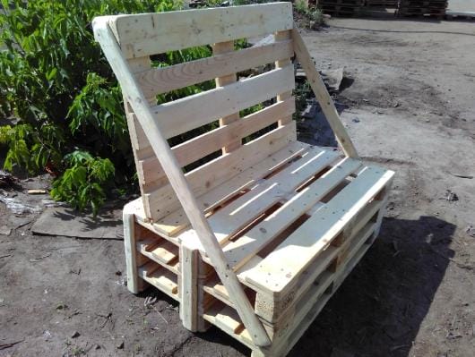 Садовая лавочка из деревянных поддонов