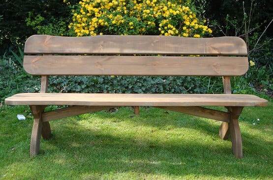 Изящная садовая лавочка со спинкой