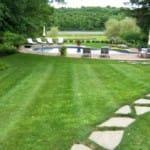 Как и чем удобрять газон?