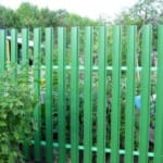 Забор из металлического (евро) штакетника — достоинства, особенности установки