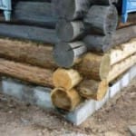 Как поменять сгнившие нижние венцы в деревянном доме?